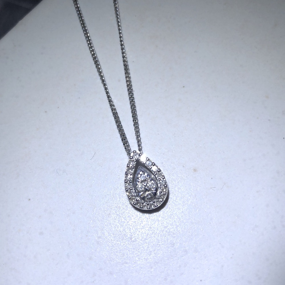 9k white gold diamond pear teardrop pendant necklace